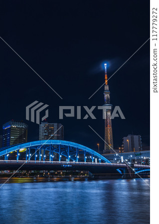 日本:東京台東區淺草隅田川夜景,東京晴空塔與駒形大橋被燈光照亮 日本:東京台東區淺草隅田川夜景,東京晴空塔與駒形大橋被燈光照亮 117779272