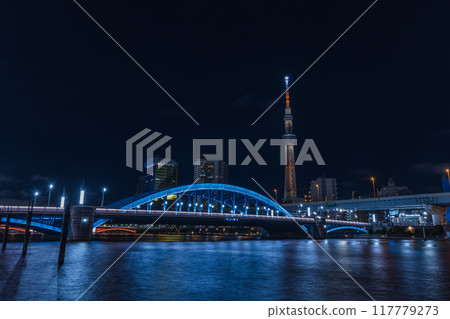 日本：東京台東區淺草隅田川夜景，東京晴空塔與駒形大橋被燈光照亮 117779273