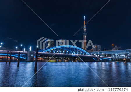日本:東京台東區淺草隅田川夜景,東京晴空塔與駒形大橋被燈光照亮 日本:東京台東區淺草隅田川夜景,東京晴空塔與駒形大橋被燈光照亮 117779274
