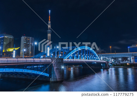 日本:東京台東區淺草隅田川夜景,東京晴空塔與駒形大橋被燈光照亮 日本:東京台東區淺草隅田川夜景,東京晴空塔與駒形大橋被燈光照亮 117779275