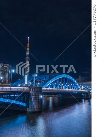 日本：東京台東區淺草隅田川夜景，東京晴空塔與駒形大橋被燈光照亮 117779276