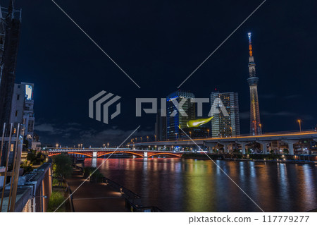 日本:東京台東區淺草隅田川沿岸的夜景和照亮的東京晴空塔 日本:東京台東區淺草隅田川沿岸的夜景和照亮的東京晴空塔 117779277