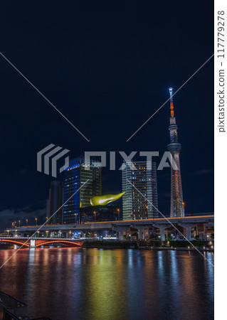 日本:東京台東區淺草隅田川沿岸的夜景和照亮的東京晴空塔 日本:東京台東區淺草隅田川沿岸的夜景和照亮的東京晴空塔 117779278