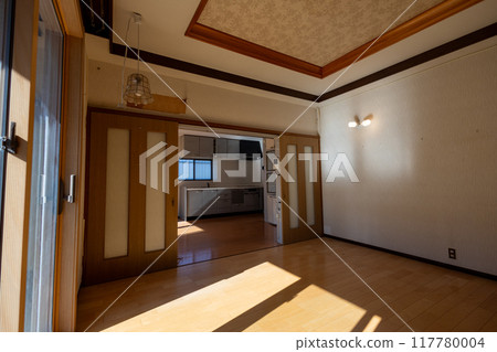 整理完父母的房子並搬走所有家居用品後，在空蕩蕩的房子裡。 117780004