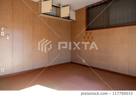 整理完父母的房子並搬走所有家居用品後，在空蕩蕩的房子裡。 117780033