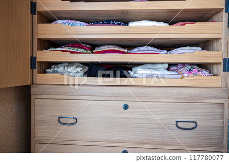 抽屜裡的衣服整齊地擺放著 117780077