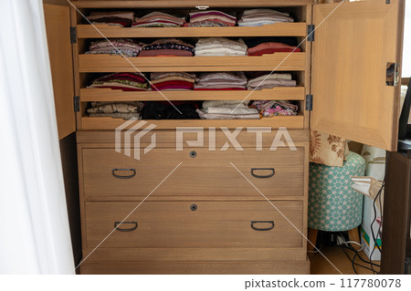 抽屜裡的衣服整齊地擺放著 117780078