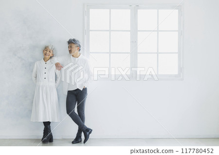 A couple of gray hair 117780452