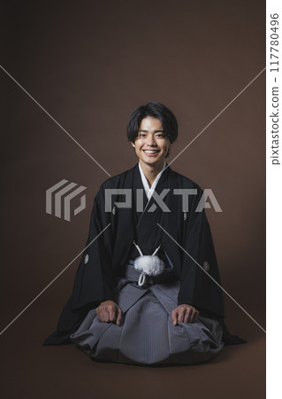 身著鳳頭袴的年輕男子端正地坐著 117780496