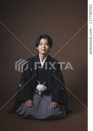 身著鳳頭袴的年輕男子端正地坐著 身著鳳頭袴的年輕男子端正地坐著 117780502