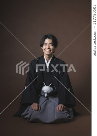 身著鳳頭袴的年輕男子端正地坐著 身著鳳頭袴的年輕男子端正地坐著 117780503