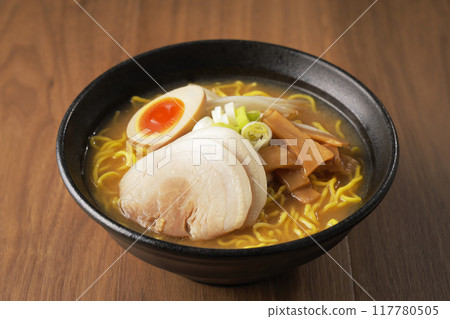 味噌拉麵配水煮蛋和叉燒 117780505