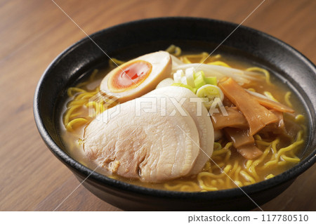 味噌拉麵配水煮蛋和叉燒 117780510