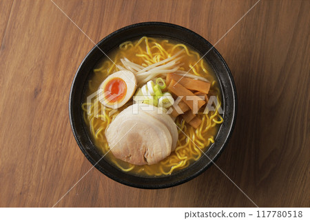 味噌拉麵配水煮蛋和叉燒 117780518