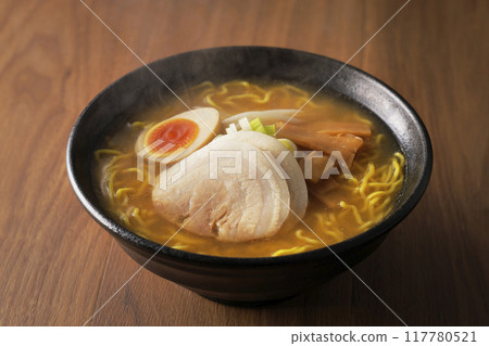 味噌拉麵配水煮蛋和叉燒 117780521