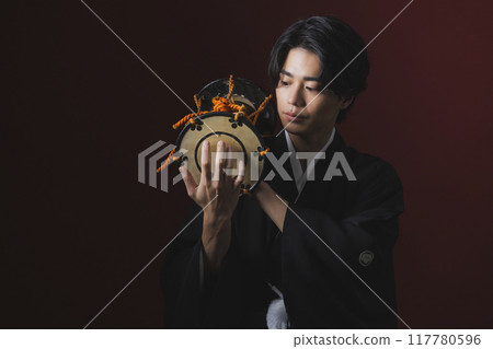身穿帶鳳頭袴的男子正在演奏日本樂器 身穿帶鳳頭袴的男子正在演奏日本樂器 117780596