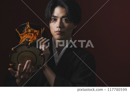 身穿帶鳳頭袴的男子正在演奏日本樂器 身穿帶鳳頭袴的男子正在演奏日本樂器 117780599