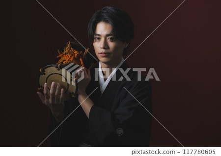 身穿帶鳳頭袴的男子正在演奏日本樂器 身穿帶鳳頭袴的男子正在演奏日本樂器 117780605