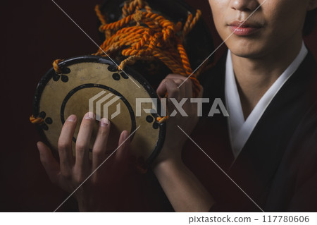 身穿帶鳳頭袴的男子正在演奏日本樂器 身穿帶鳳頭袴的男子正在演奏日本樂器 117780606