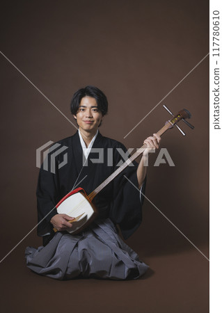 身穿帶鳳頭袴的男子正在演奏日本樂器 身穿帶鳳頭袴的男子正在演奏日本樂器 117780610
