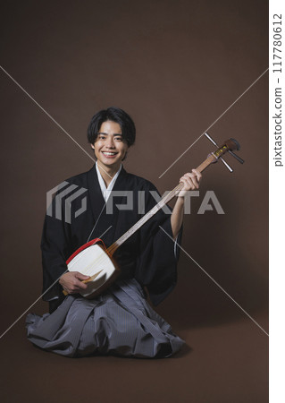 身穿帶鳳頭袴的男子正在演奏日本樂器 身穿帶鳳頭袴的男子正在演奏日本樂器 117780612