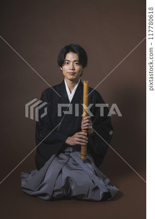 身穿帶鳳頭袴的男子正在演奏日本樂器 117780618