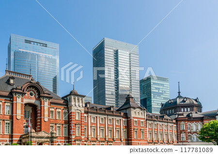 [Tokyo] In front of Tokyo Station, a clear summer sky 117781089
