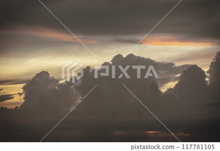 The sky is being covered with amazing clouds. 117781105