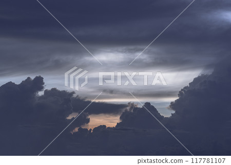 The sky is being covered with amazing clouds. 117781107