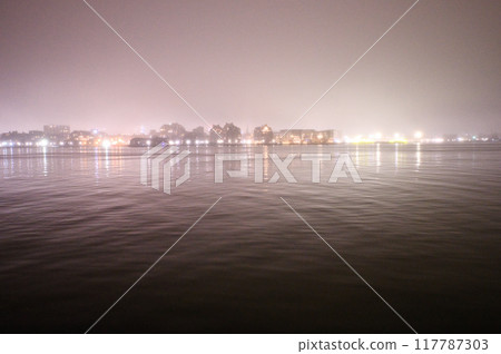 波士頓的夜景在一個有霧的夜晚 117787303