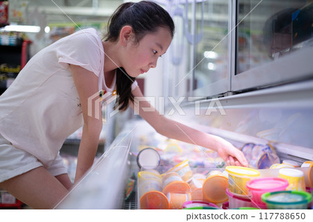 Girl choosing ice cream 117788650