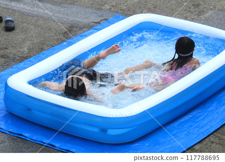 孩子們在乙烯基池裡玩耍 孩子們在乙烯基池裡玩耍 117788695