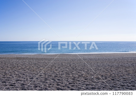 The calm sea and blue sky of Shichirimihama 117790083
