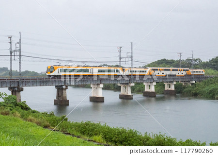 [Yamada Line] Limited express train crossing the rainy Kushida River 117790260