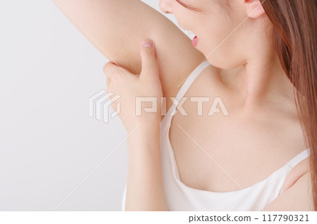 一名已去除多餘腋毛的女性的照片 117790321