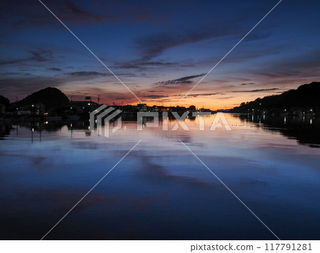 萩市松本川的夜景 萩市松本川的夜景 117791281