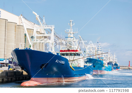 在青森縣八戶市第一魚市漁港排隊卸貨的漁船 117791598