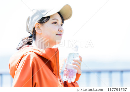 帶塑料瓶補水的年輕女子 117791767