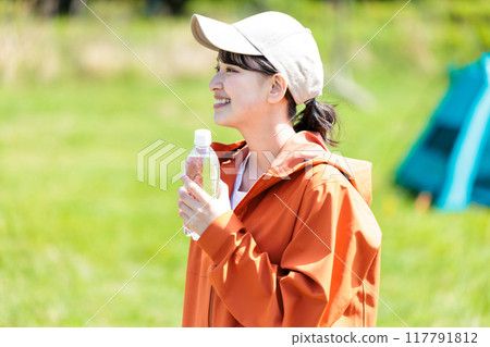 年輕女子在露營地補水 117791812