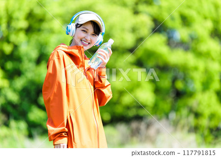 A young woman rehydrating 117791815