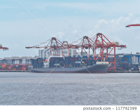 Gantry crane in Tokyo Bay 117792399