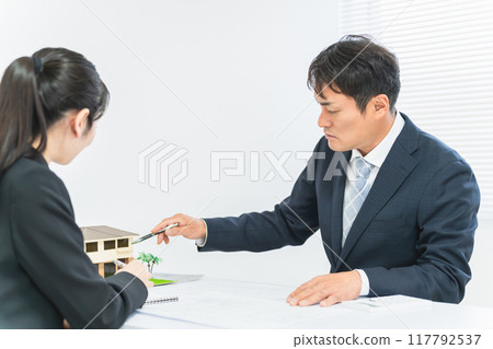 來自房地產機構的亞洲商人和婦女參加會議/會議 來自房地產機構的亞洲商人和婦女參加會議/會議 117792537