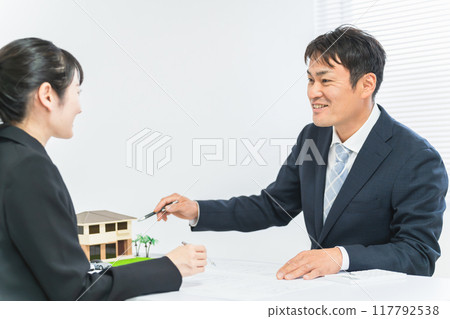微笑的商人和婦女在設計辦公室開會 微笑的商人和婦女在設計辦公室開會 117792538