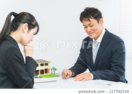 微笑的商人和婦女在設計辦公室開會 微笑的商人和婦女在設計辦公室開會 117792539