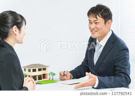 微笑的商人和婦女在設計辦公室開會 微笑的商人和婦女在設計辦公室開會 117792541