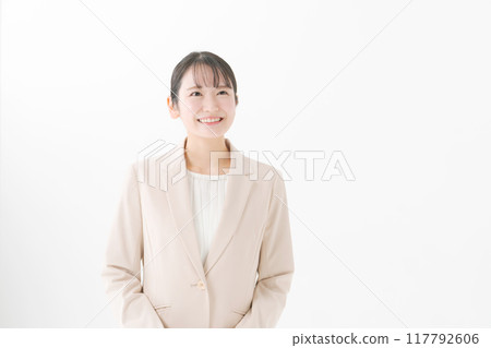 穿西裝的年輕女子 穿西裝的年輕女子 117792606