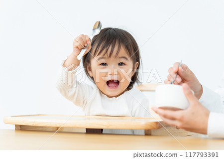 兒童保育餐 家長與孩子 117793391