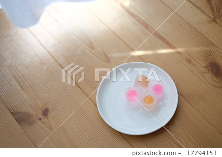 Canelé-shaped ice cubes filled with super balls Canelé-shaped ice cubes filled with super balls 117794151