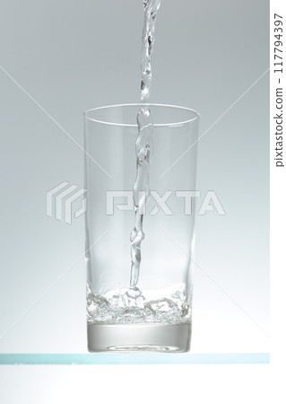 將水倒入玻璃杯中 117794397