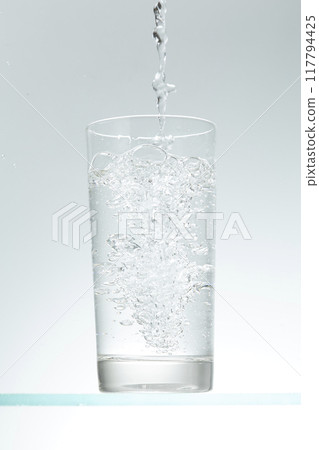 將水倒入玻璃杯中 117794425